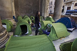 'Blockupy Fornero' contro il ddl lavoro Pallonate a Montecitorio. Ferito un poliziotto